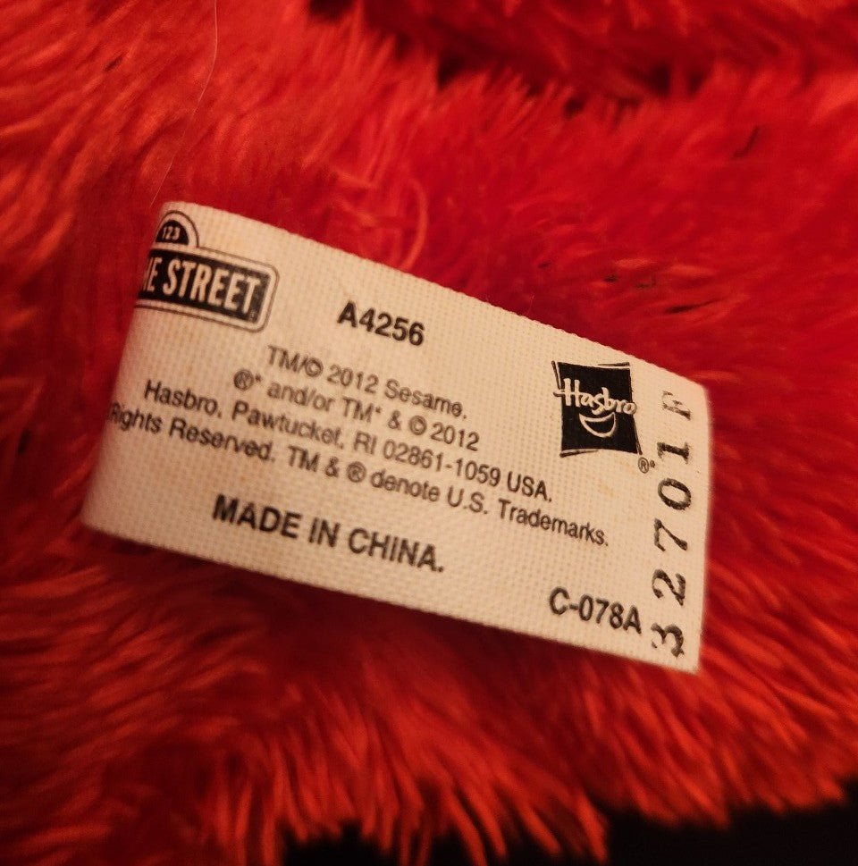 Sesame Street Love To Hug Elmo 2012