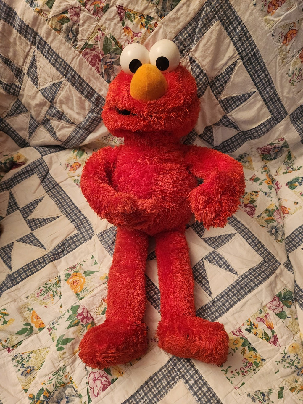 Sesame Street Love To Hug Elmo 2012
